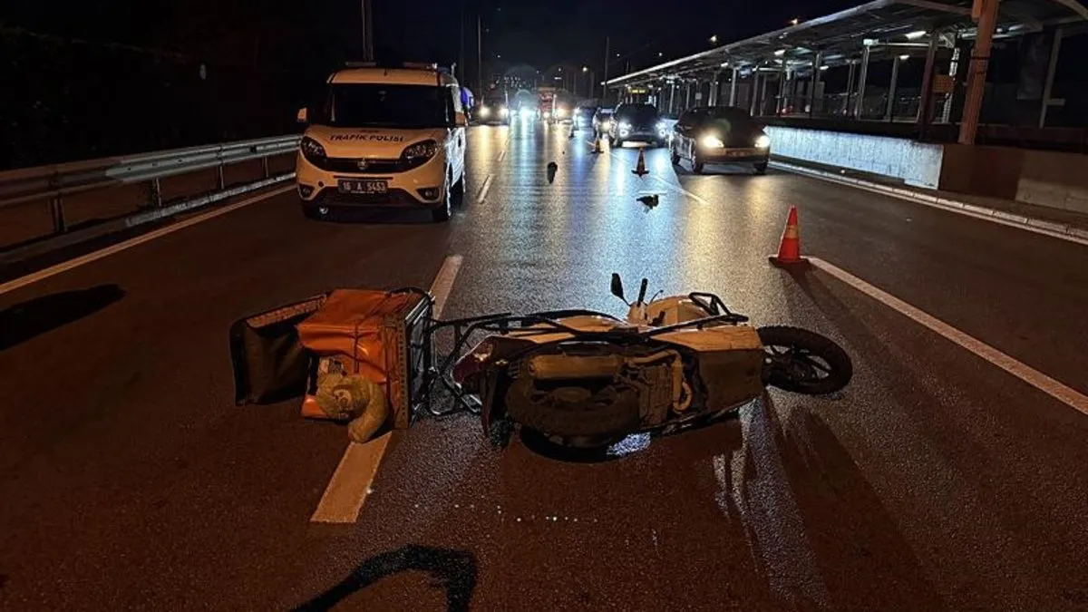 Bariyerlere çarpan motokurye hayatını kaybetti