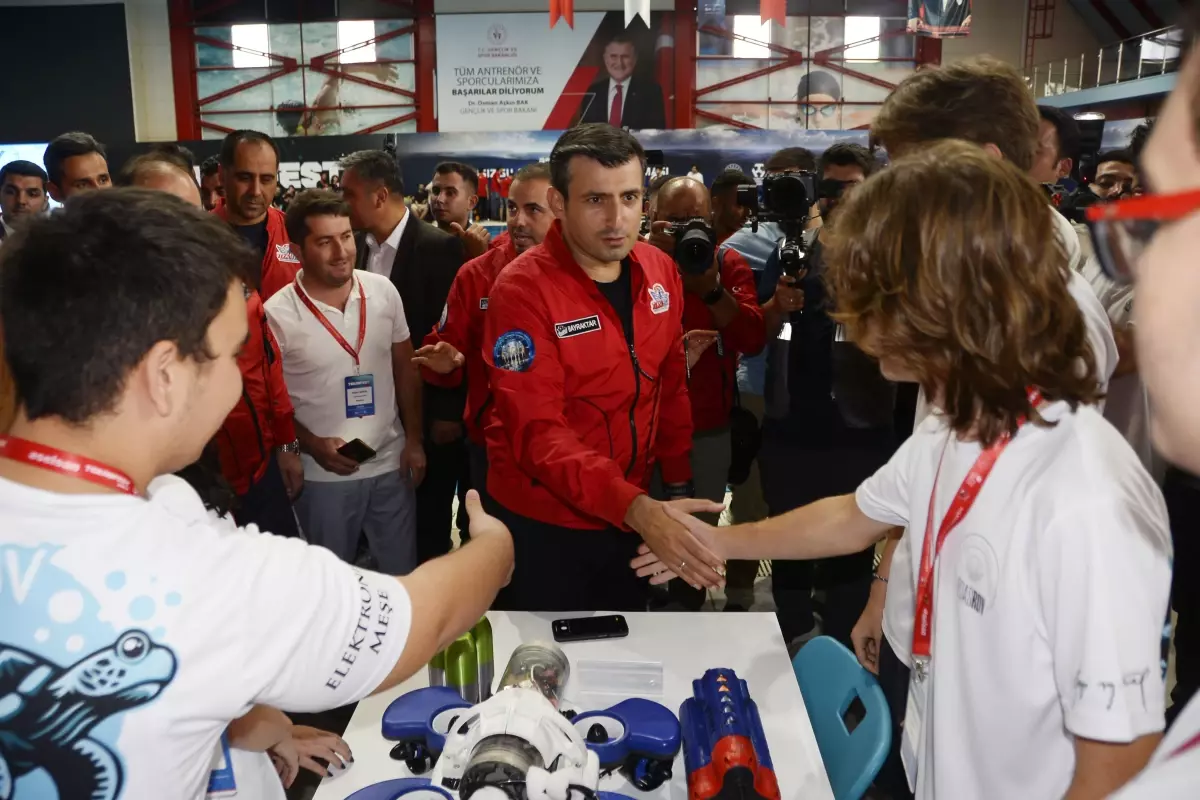 Bayraktar, Mersin’deki TEKNOFEST’ler ile Gençlerle Buluştu