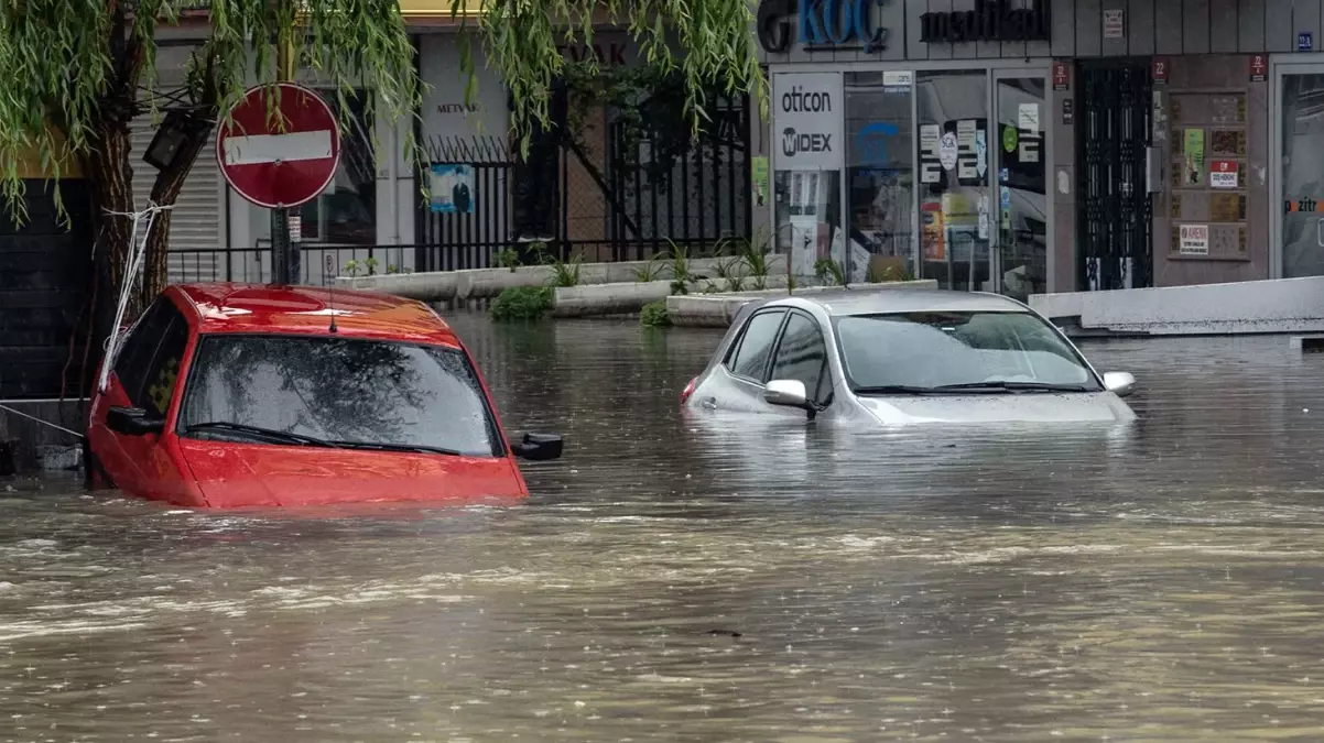 İstanbul’a şiddetli sağanak yağış uyarısı! Sıcaklıklar 10 derece birden düşecek