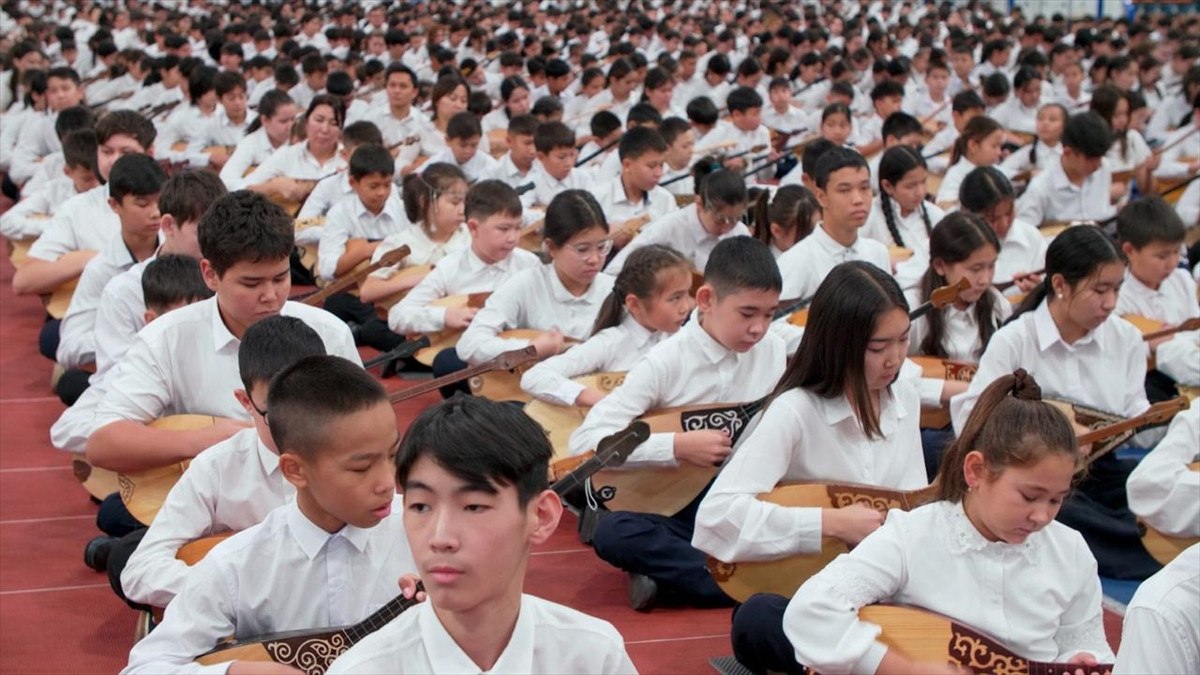 Kazakistan’da 3 binden fazla öğrenci aynı anda dombra çaldı