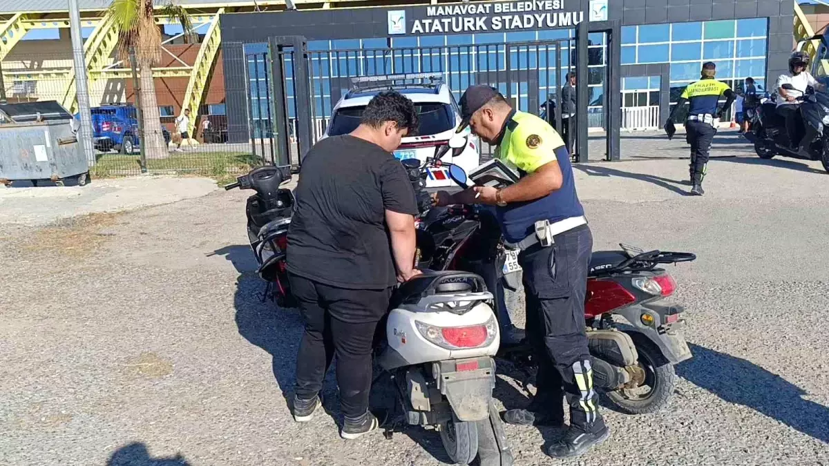 Manavgat’ta Drift Pistine Giderken Yakalanan Motosiklet Sürücülerine 88 Bin TL Ceza