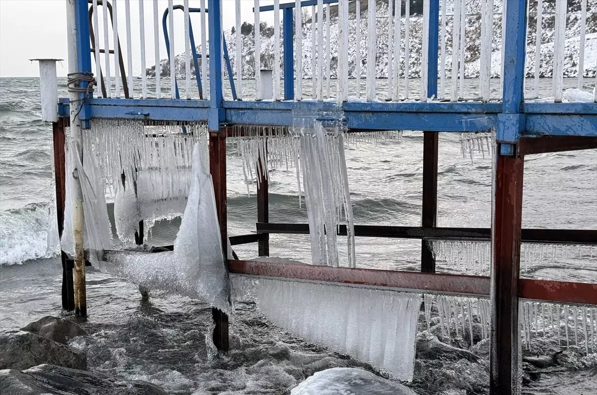 Çıldır Gölü’nde Buz Sarkıtları Oluştu