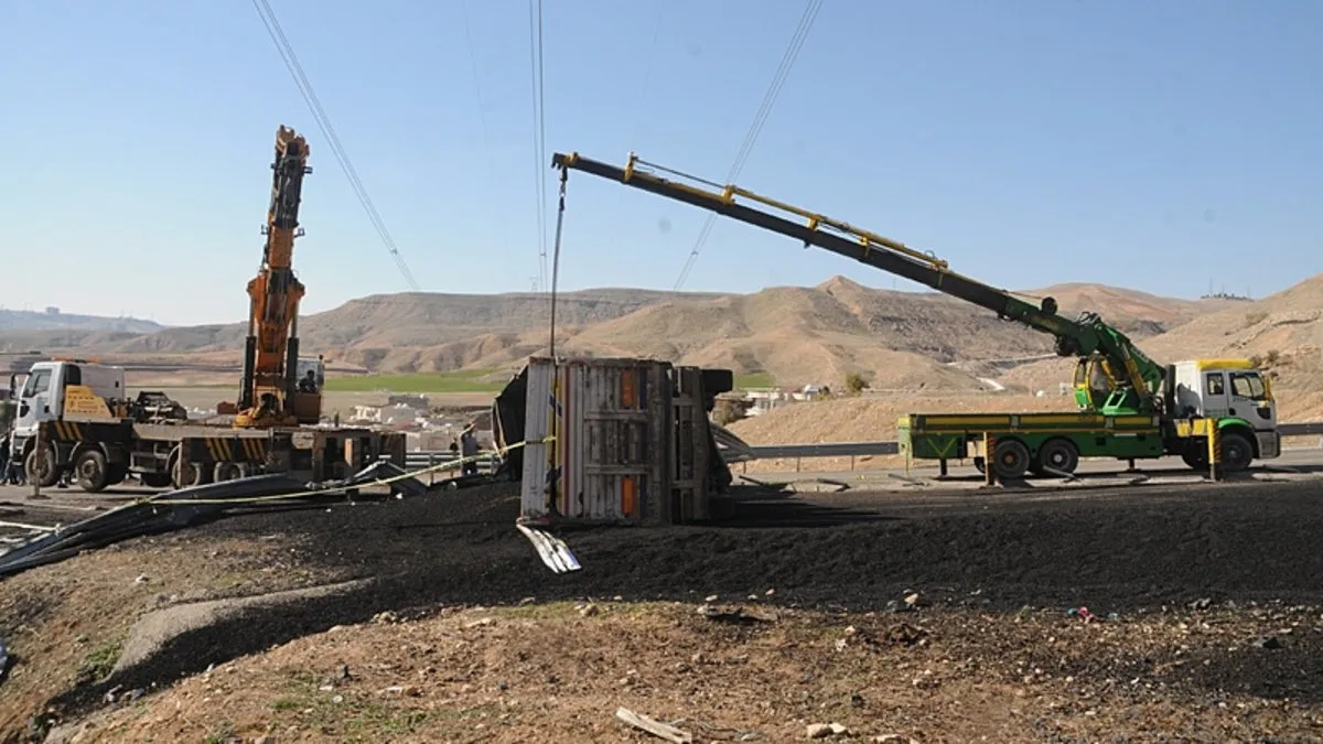 Şırnak’ta freni boşalan TIR şarampole devrildi! 1 ölü